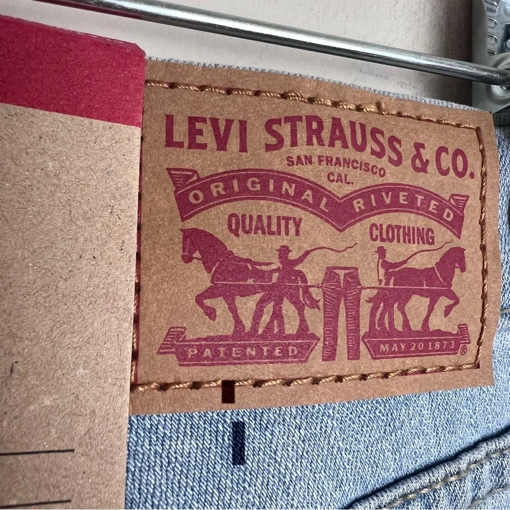 NWT Levi’s Classic Straight Fit Women’s Jeans Light Wash Size 27x30 (4) - Picture 6 of 13